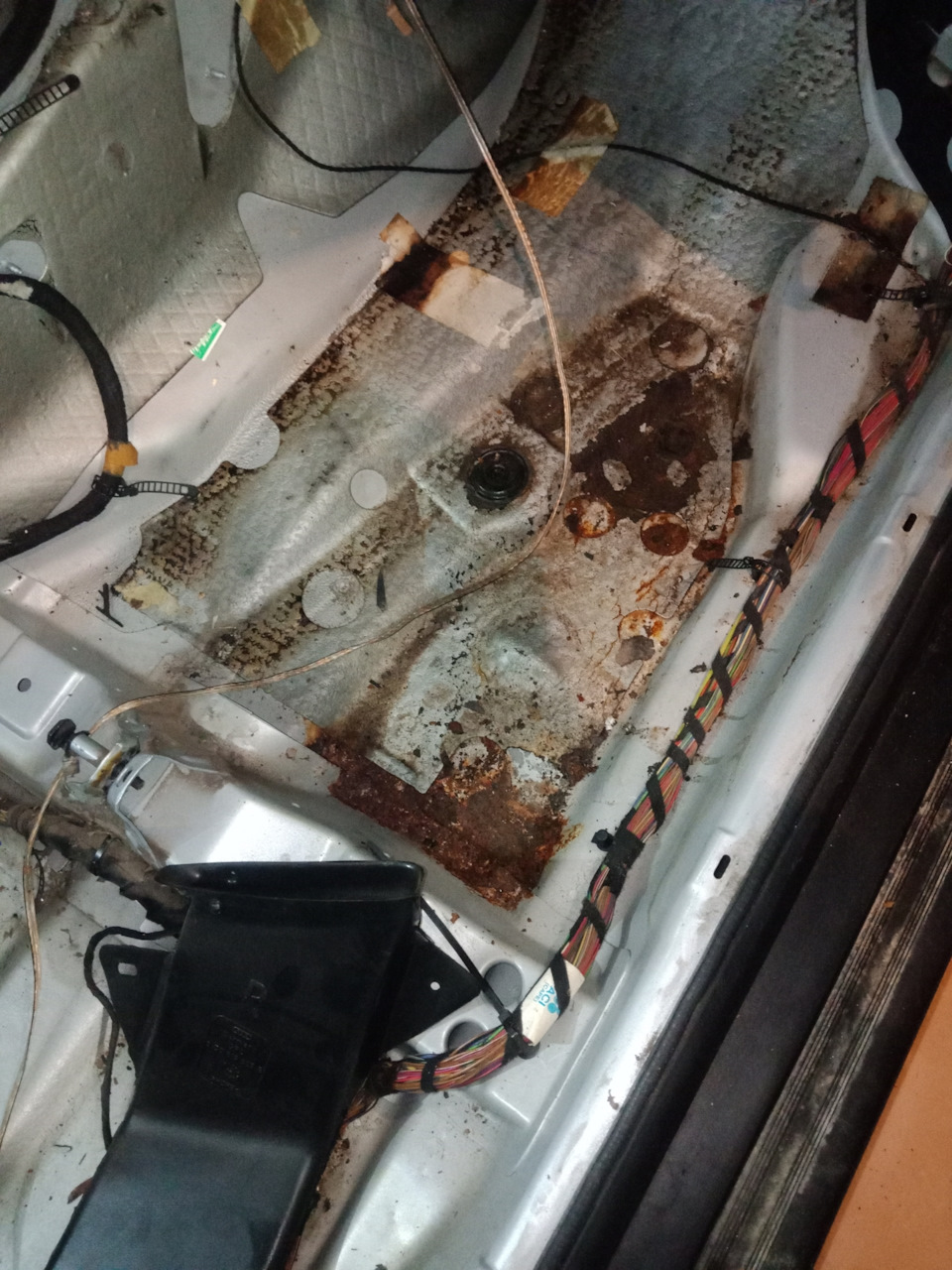 Снятие ковра. Потоп. — Audi A4 Avant (B5), 1,8 л, 1998 года | своими ...