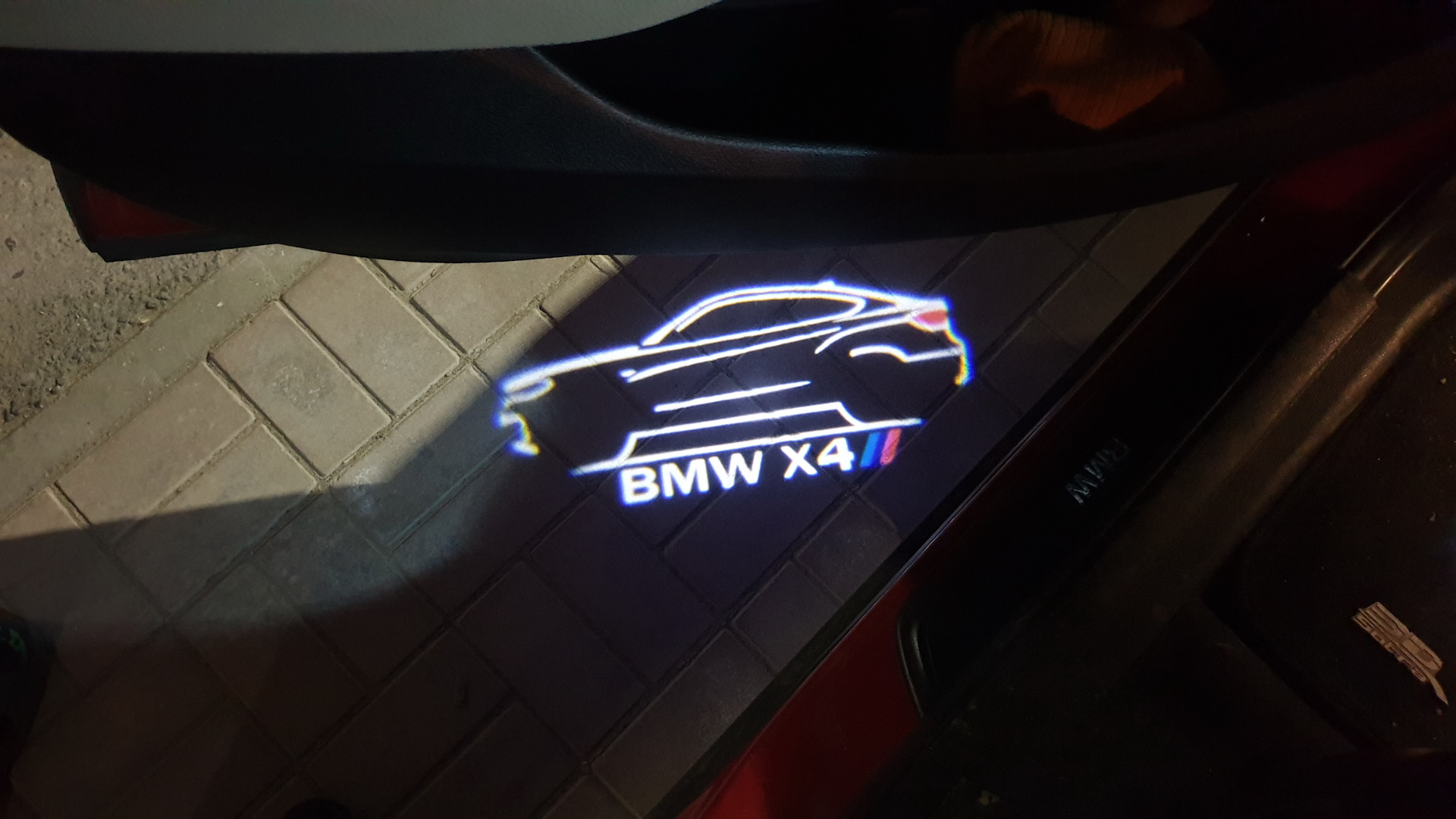 Проекция в двери. Подсветка дверей BMW x4. Подсветка околодверного пространства БМВ x5.