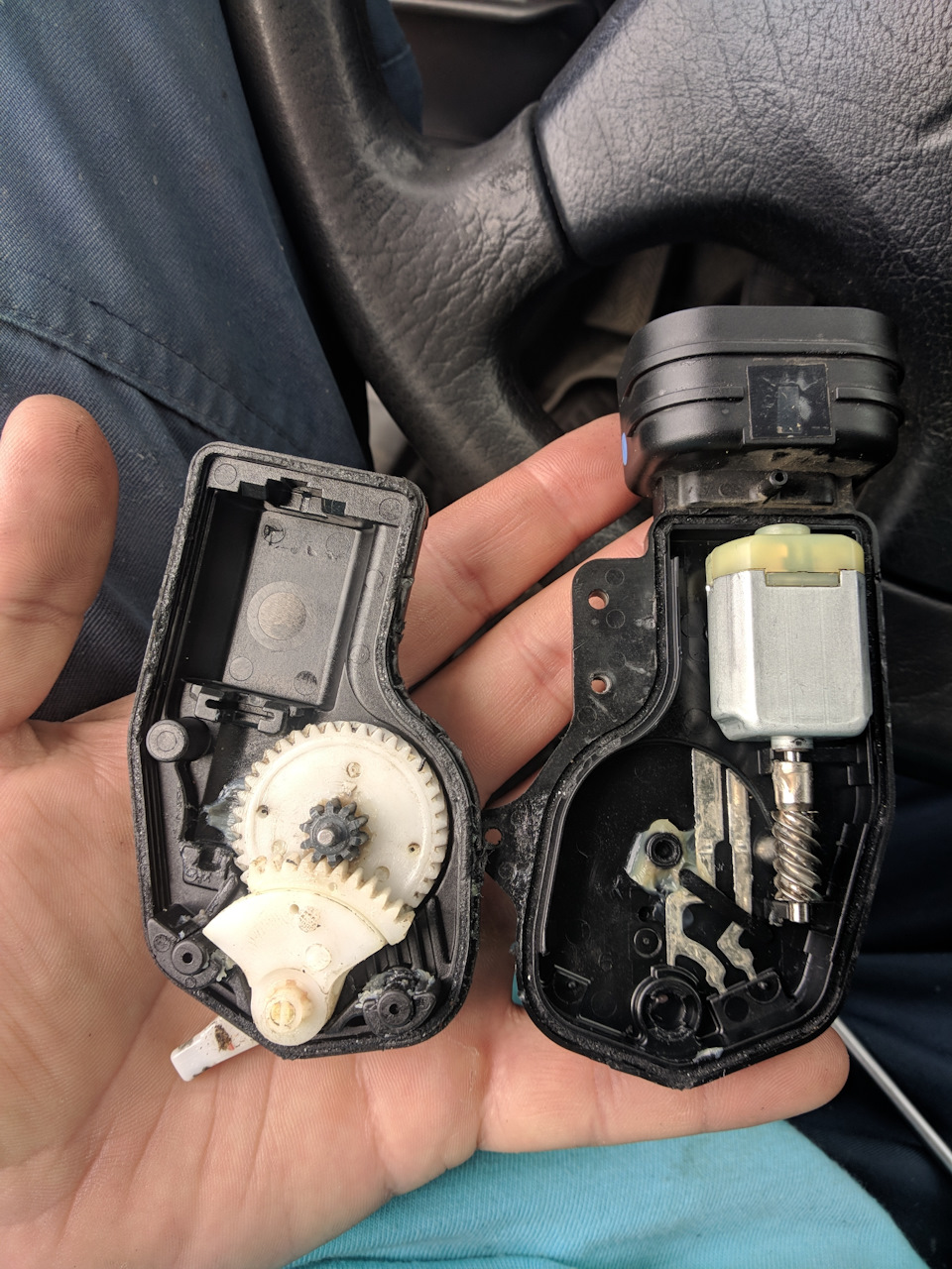 Актуатор центрального замка — Toyota Corolla (110), 1,3 л, 1999 года ...