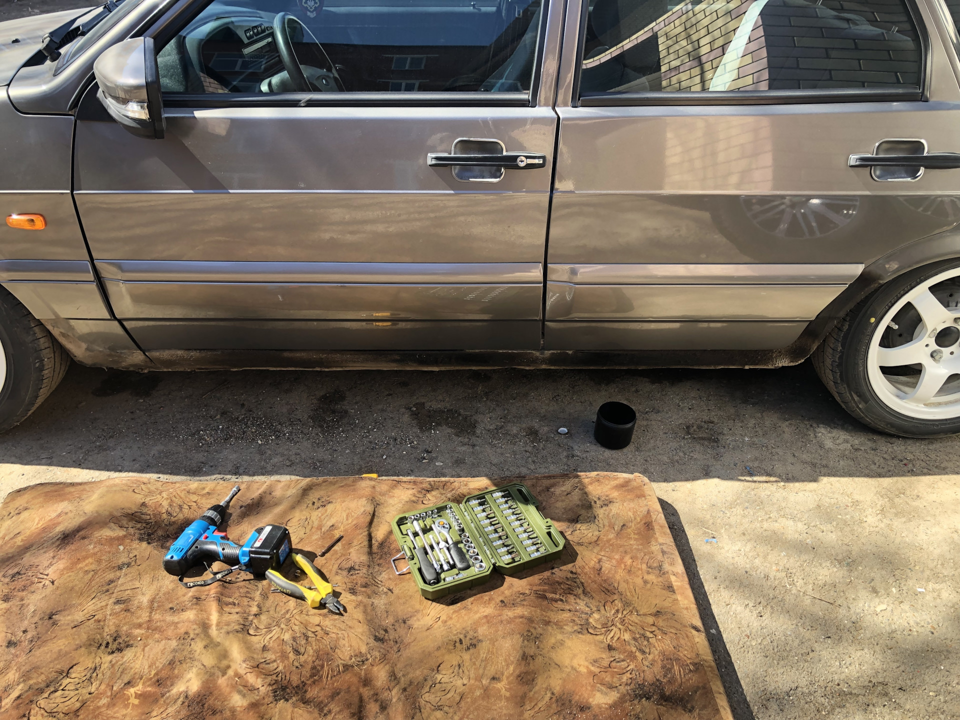 Замена пластиковых накладок порогов — Lada 2115, 1,8 л, 2008 года ...