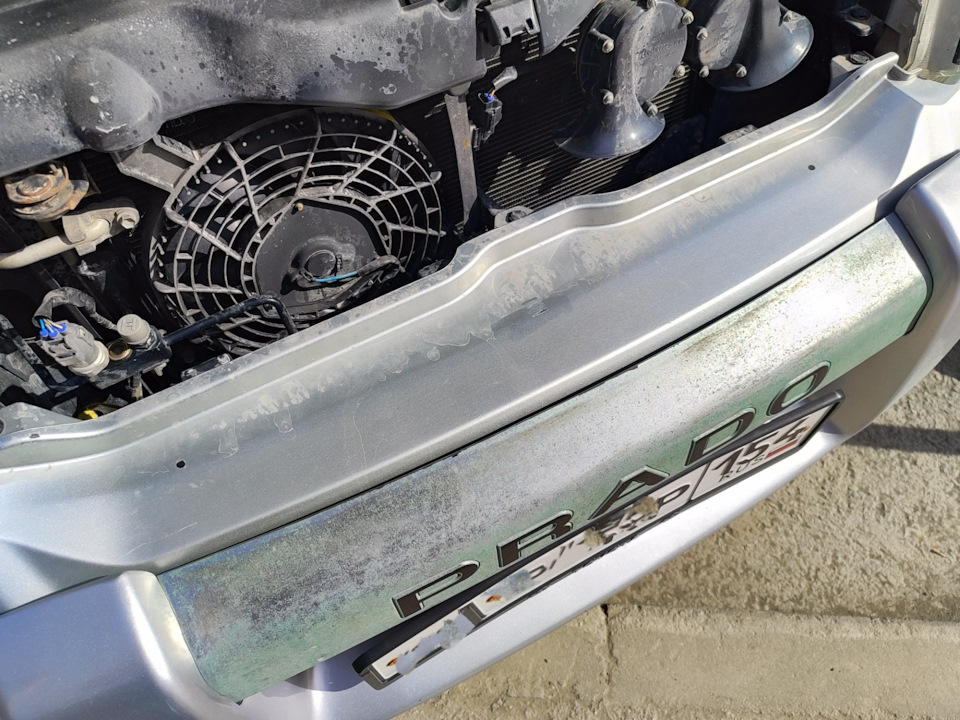 Следы от капота — Toyota Land Cruiser Prado 120-series