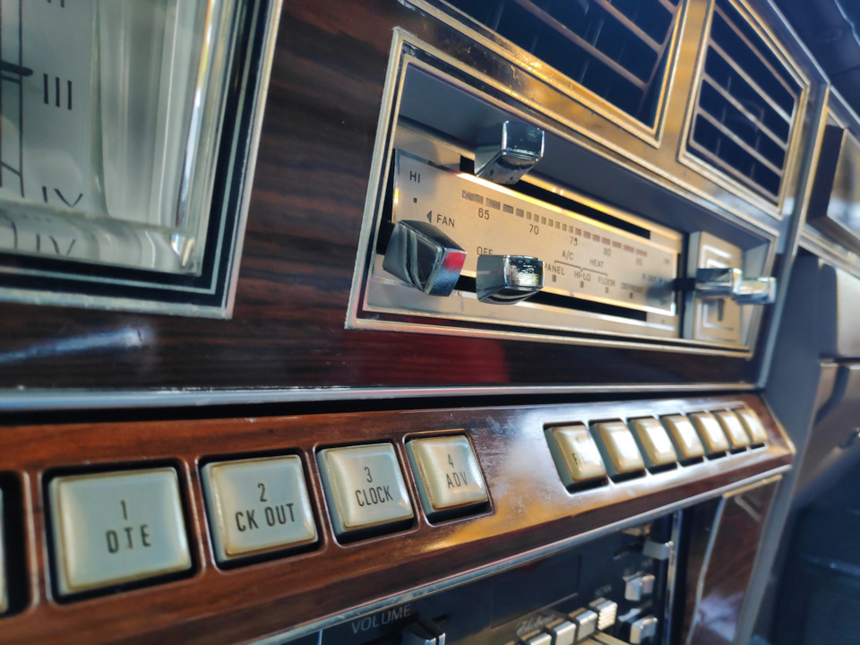 Фото в бортжурнале Lincoln Town Car I