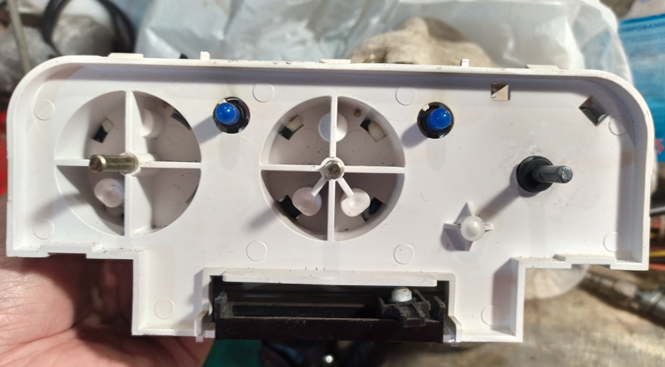 Заодно заменил сгоревшие лампы подсветки в блоке климат-контроля, поставил лампы GUFU PARTS ELB38821 — Daewoo Matiz (M100/M150). Запчасти на фото: ELB38821