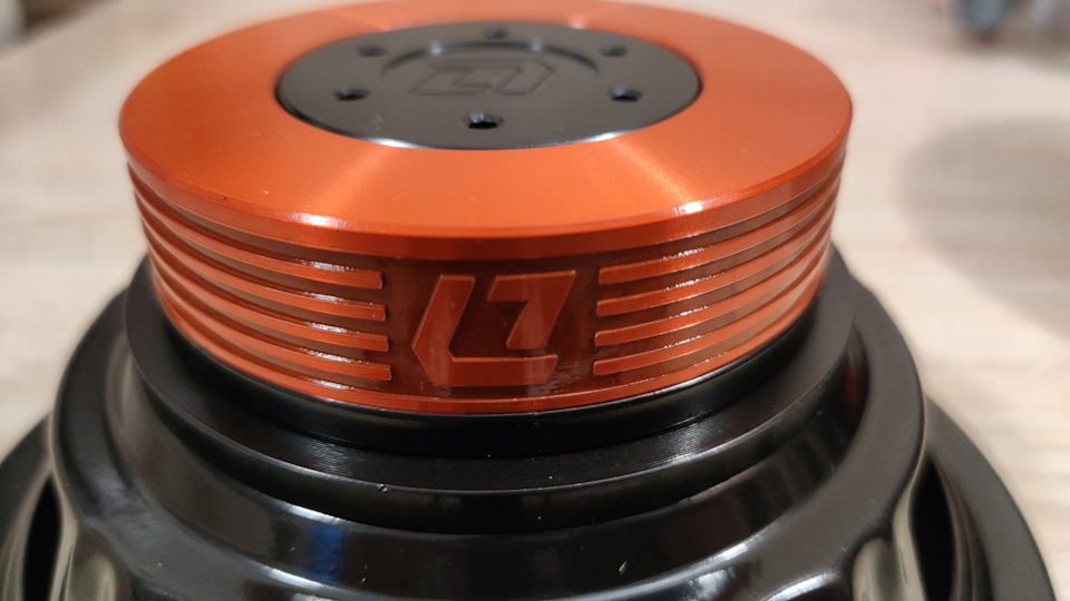 Мотор в близи, с отверстиями охлаждения магнита — Nissan Primera (P11)