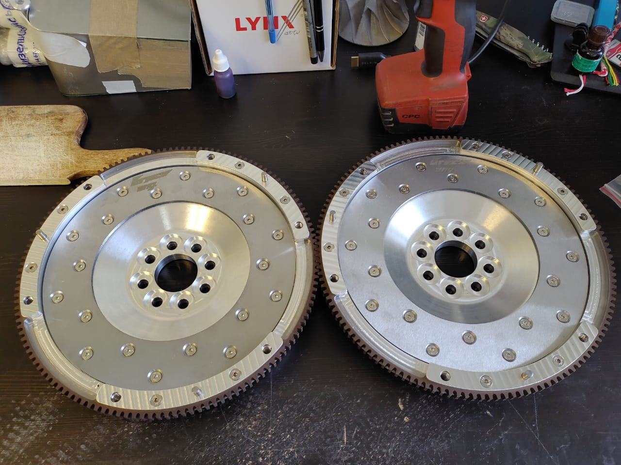 Одномассовый маховик мазда бт 50. Маховик м30 одномассовый размеры. 8 двухмассовый. Одномассовый маховик для соната нф 2,4. Маховик 1.