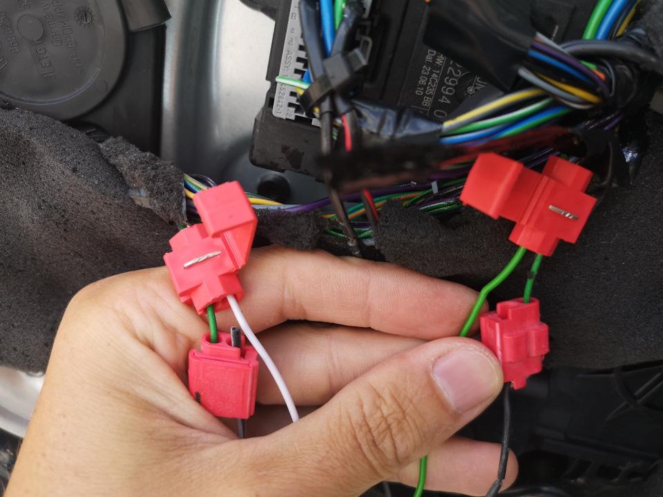 Подключаем проводку модуля: белый — к концу провода со стороны замка, зеленый — к концу провода уходящего к CEM — Volvo XC70 III