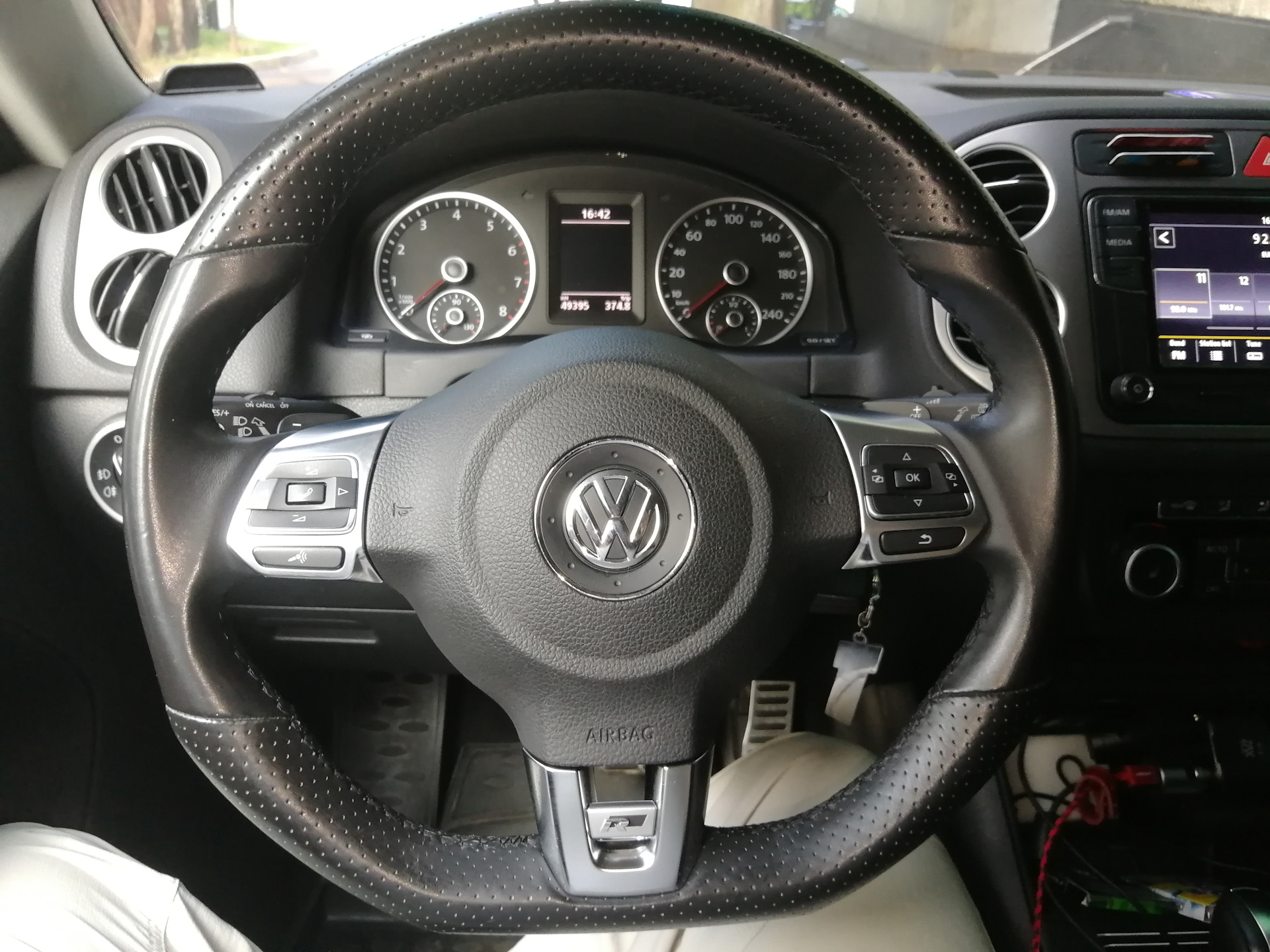 Руль тигуан. Руль Volkswagen Tiguan 2012. Руль r line Tiguan. Руль Фольксваген Тигуан r line. Руль r-line Volkswagen Tiguan.