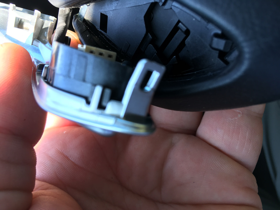 Боковые-отжать два усика. — Ford Mondeo V