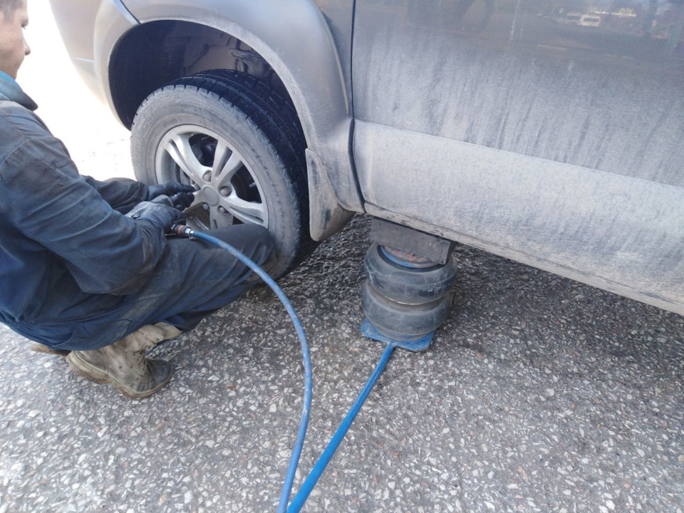 Поймал шуруп. Ремонт покрышки. — Hyundai Tucson (JM), 2 л, 2007 года ...