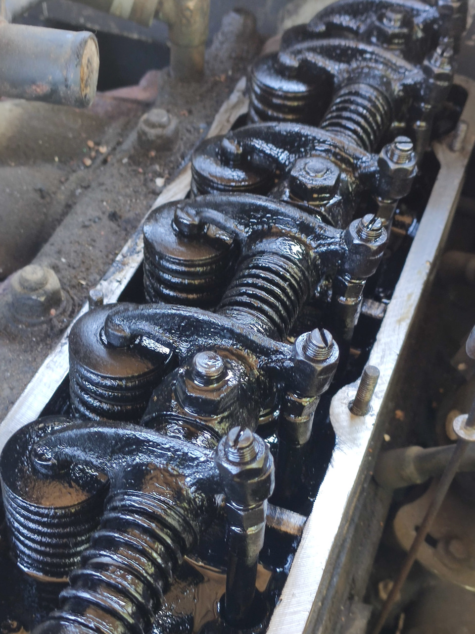 все в многолетних отложения. смывал в головке все обезжиривателем, предварительно укрыв все снизу тряпками. крышку снаружи и изнутри мыл бензином — ГАЗ 21