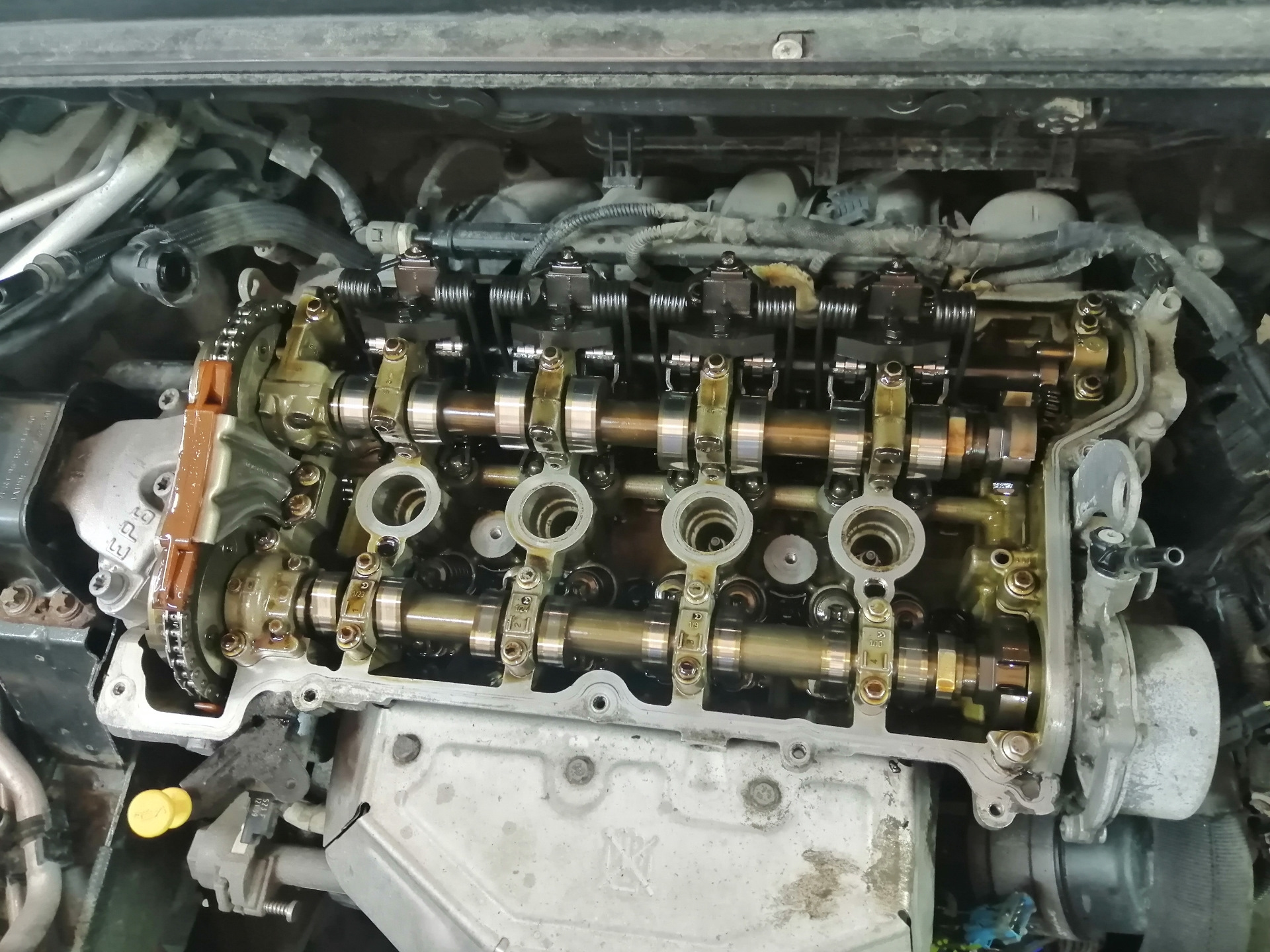 Замена распредвалов пежо 308. Пежо 308 еп6 3 цилиндр. клапанная крышка ep6 120.