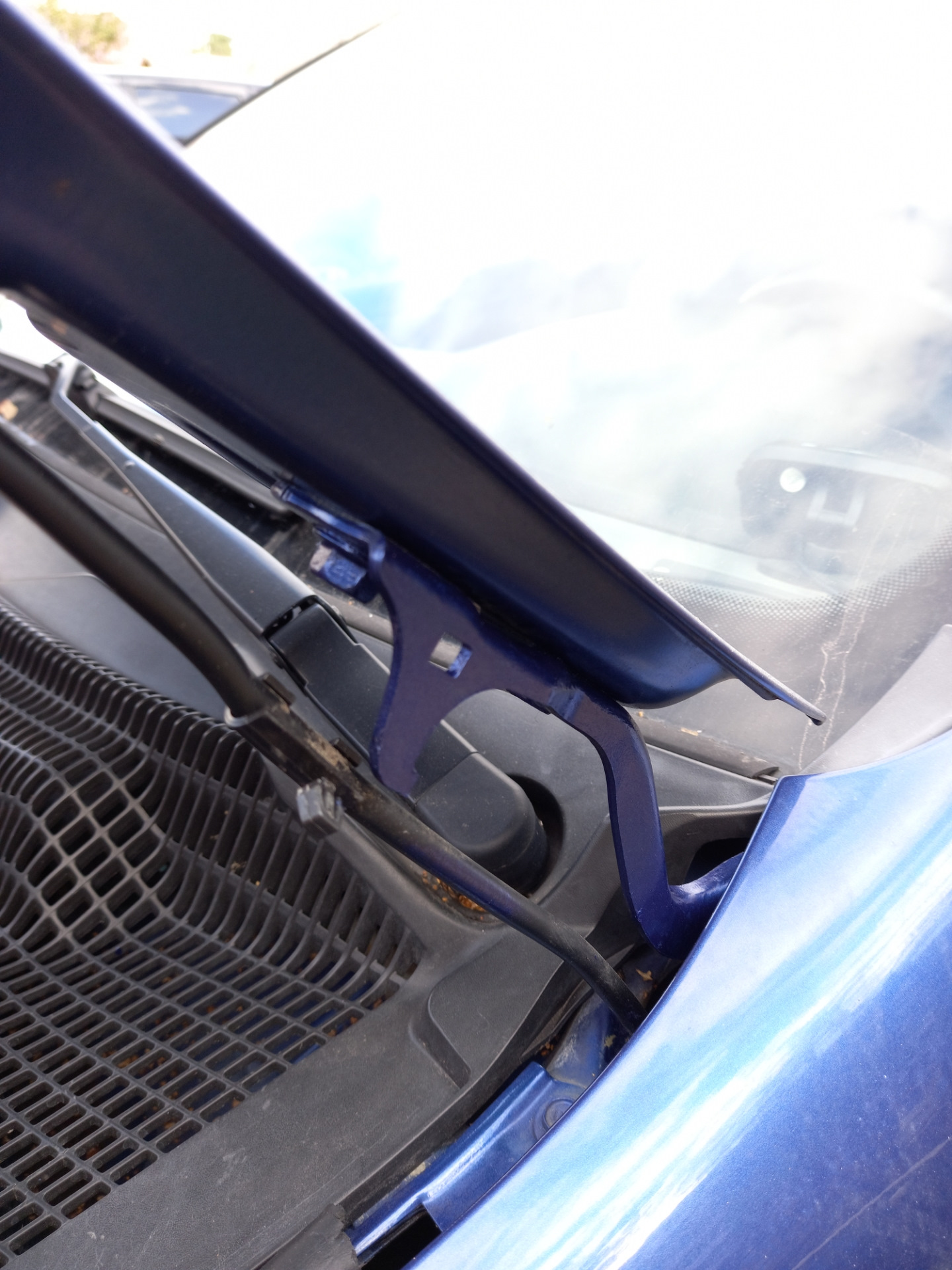 Подкраска облезших элементов кузова и замена лампы стоп-сигнала левой ...