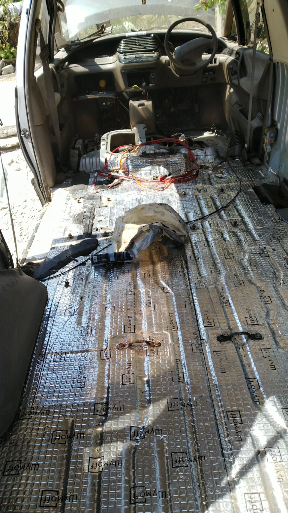 Шумка — Toyota Estima Lucida, 2,4 л, 1995 года | своими руками | DRIVE2
