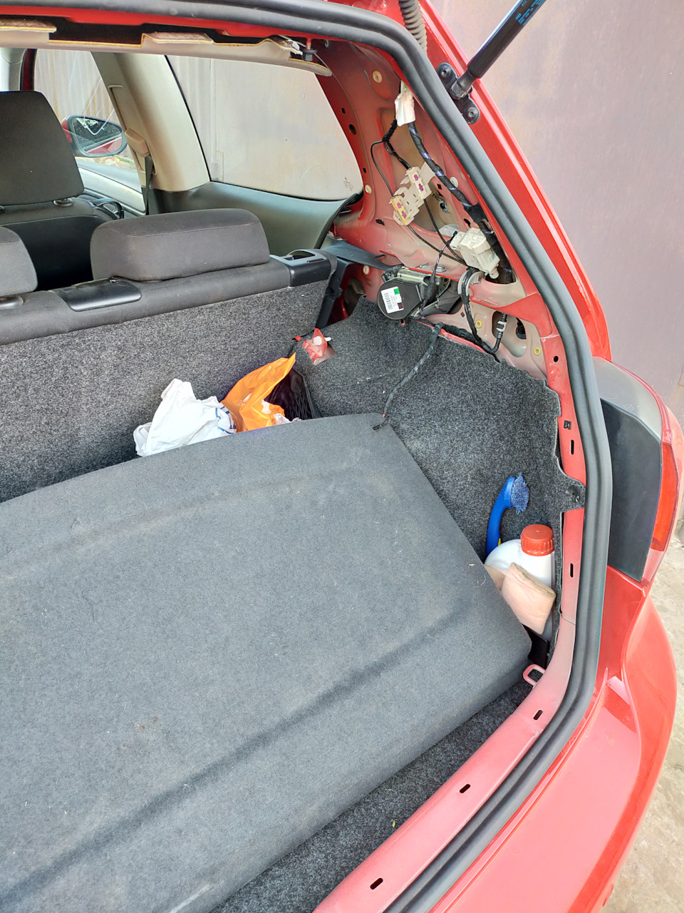 Стоит шумку багажника сделать и чем? — Volkswagen Golf Mk6, 1,6 л, 2012 ...