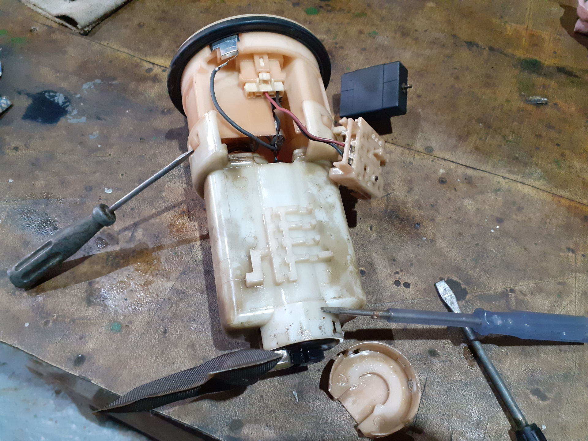 Тойота ист фильтра. Топливный фильтр тойота виш 2003. Тойота ист фильтра. Vitz индикатор уровня топлива toyota. Тойота ист фильтра.