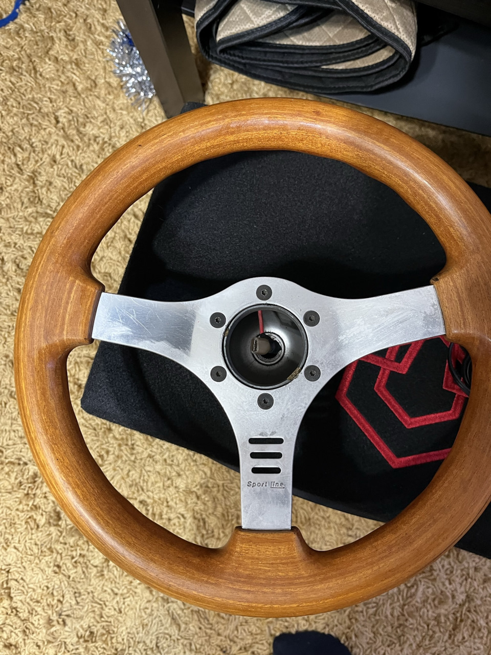 Как найти сабу. Как найти сабу. Крепежи для сабвуфера в машину. Как подключить сабвуфер с 2 катушками к усилителю 2 канальному. Сабвуфер в багажнике провода.