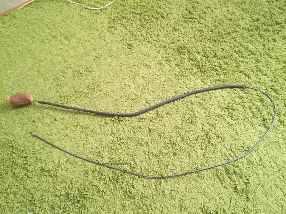 Тросик открывания лючка бензобака на месте — Hyundai Accent (2G), 1,5 л ...