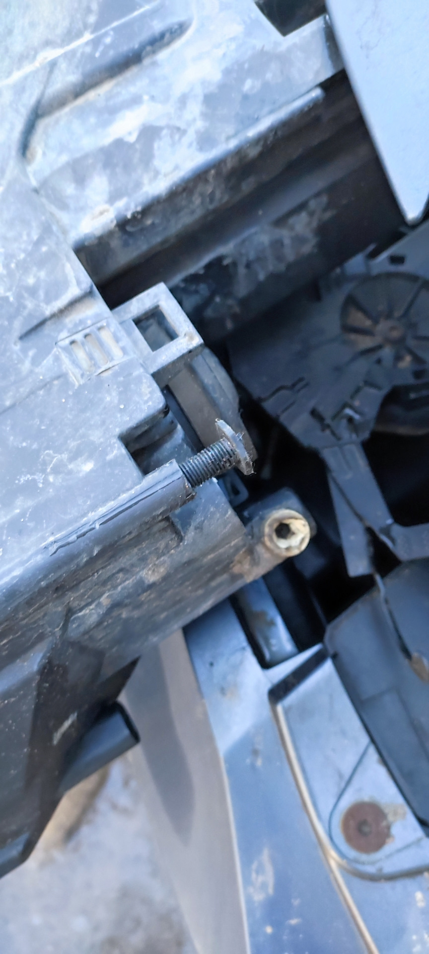 Обломалась шпилька крепления фары — Skoda Octavia A5 Mk2, 1,8 л, 2012 ...