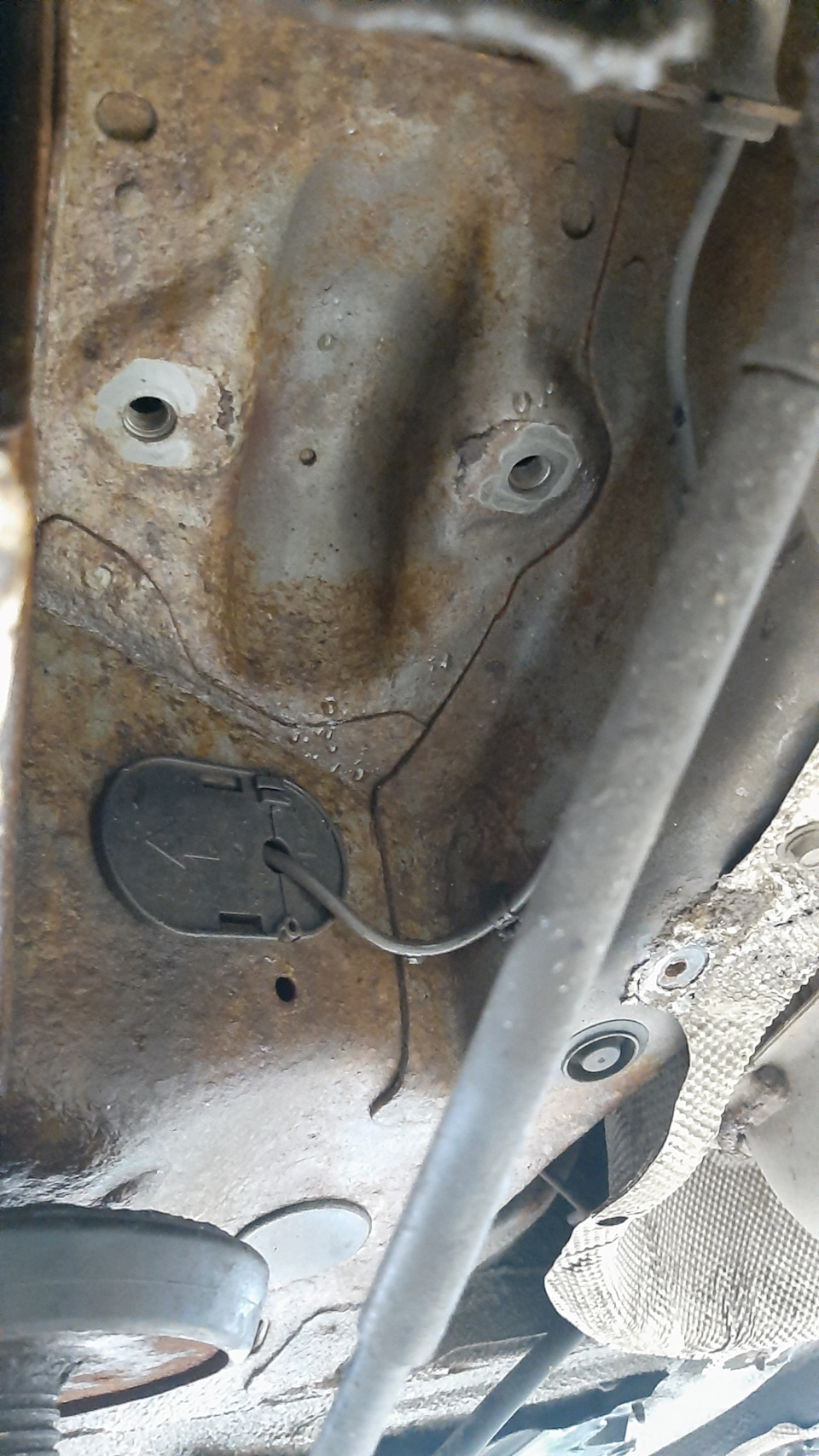 Место крепления продольного рычага задней подвески к кузову. Демонтировал без проблем. состояние места крепления на твердую 4. — Mazda 3 (1G) BK