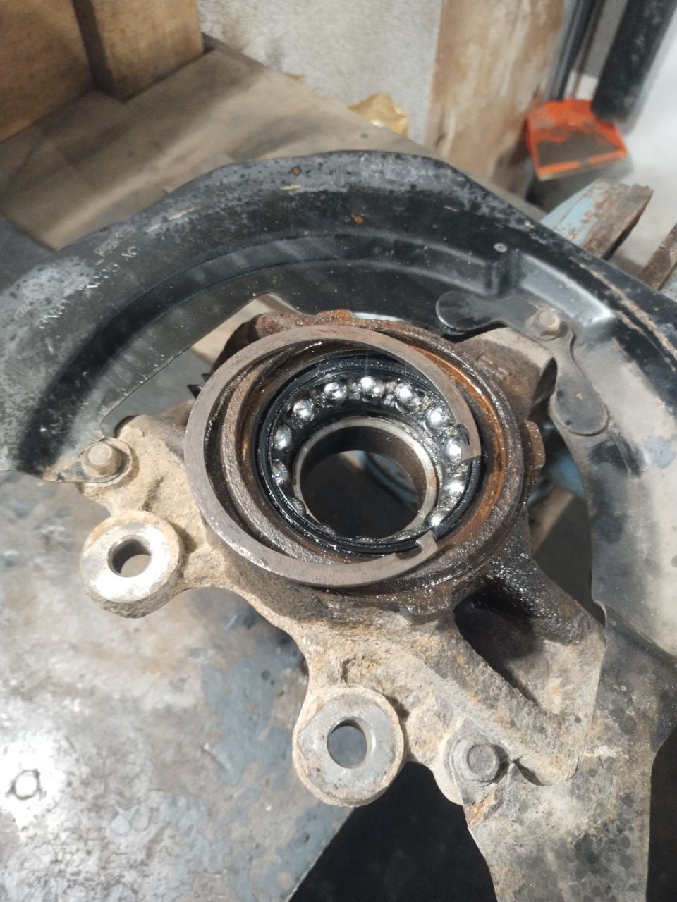 Достал стопорное кольцо. — Mazda 3 (1G) BK