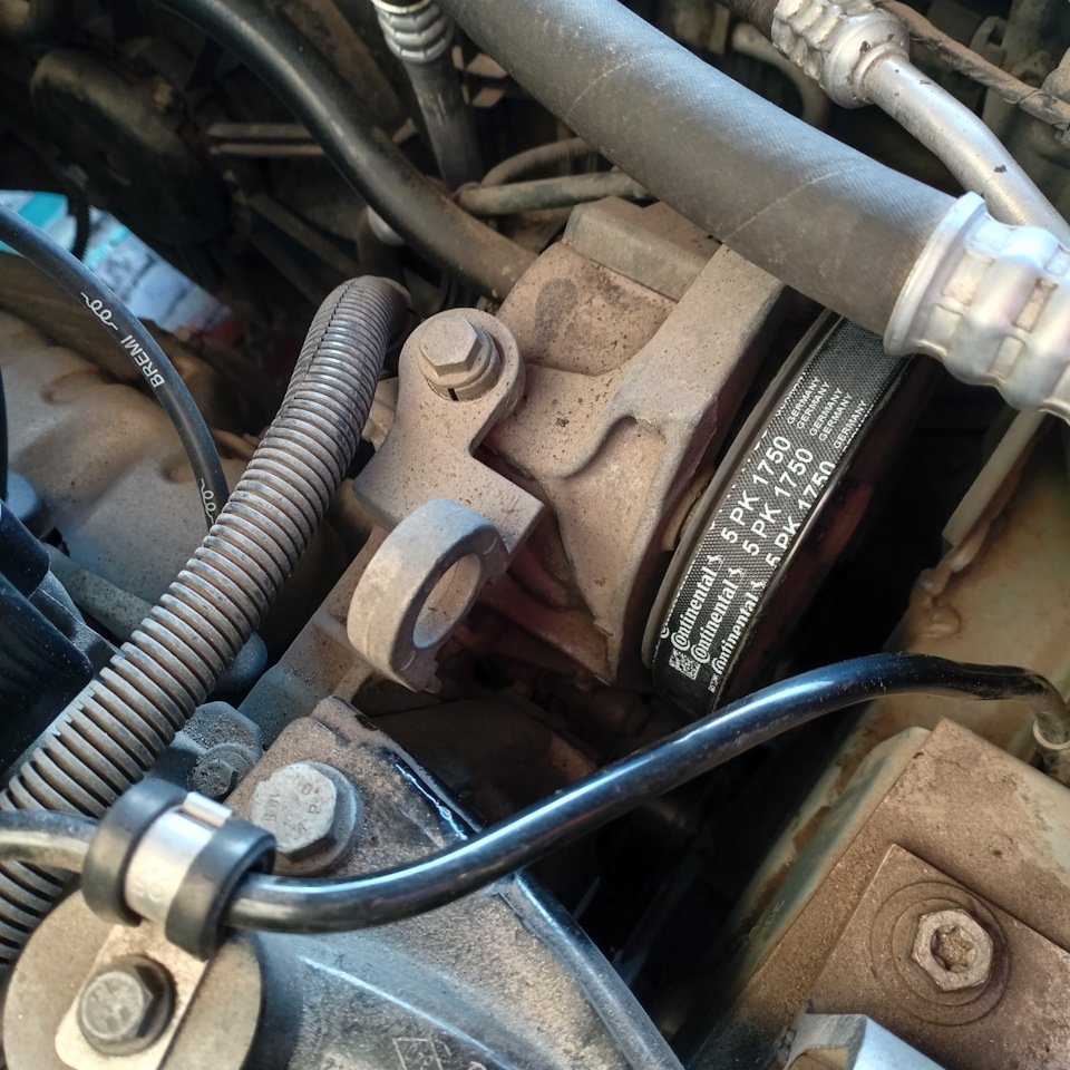 установил новый — Renault Logan (1G)