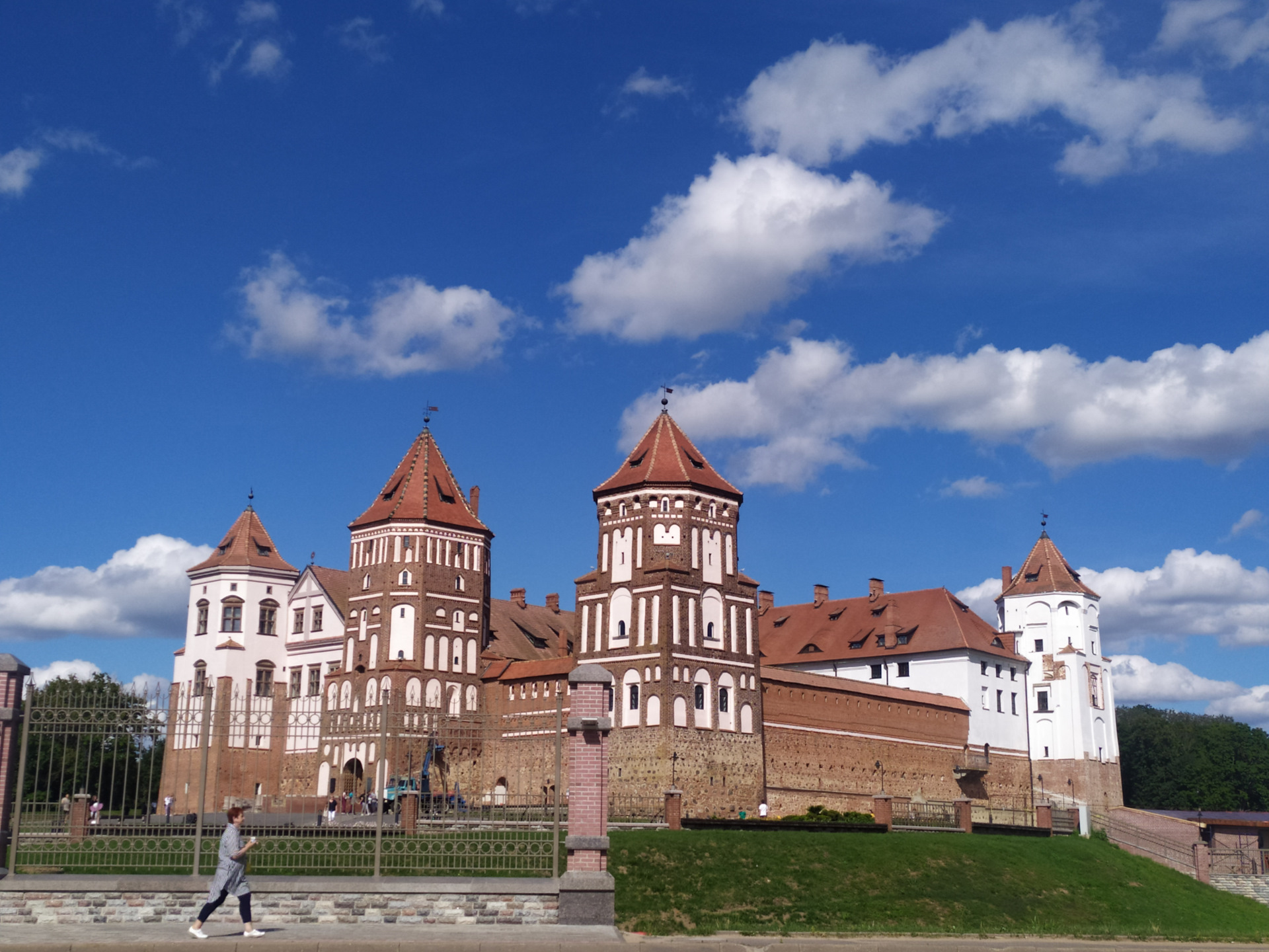 Дверь несвиж. Город несвиж улицы. Г. Несвиж город. Несвижский монастырь.