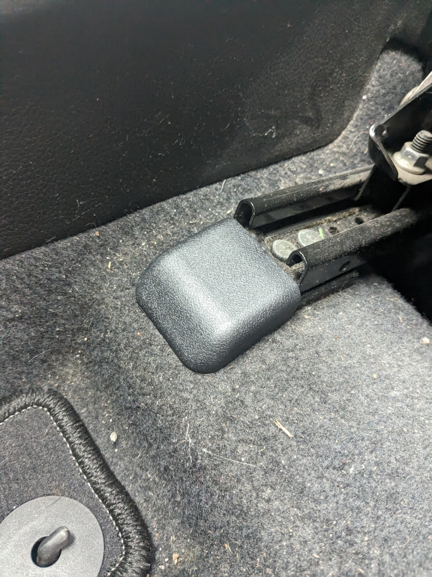 Заглушки передних креплений сидений — Hyundai i30 (2G), 1,6 л, 2013 ...
