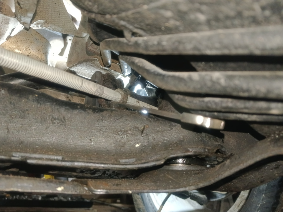 надел ключ на болт и шпилькой прижал ключ сверху и повернул, так и наживил — Nissan Qashqai (1G)