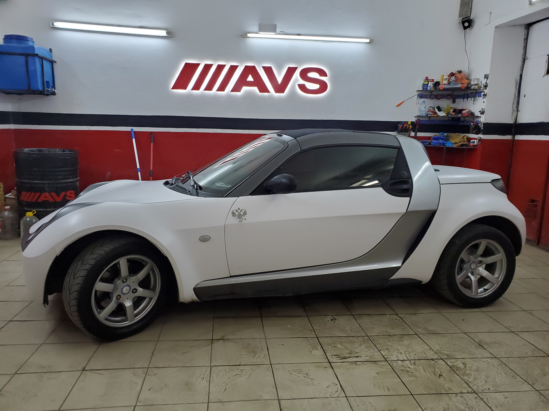 Smart Roadster рядом с человеком