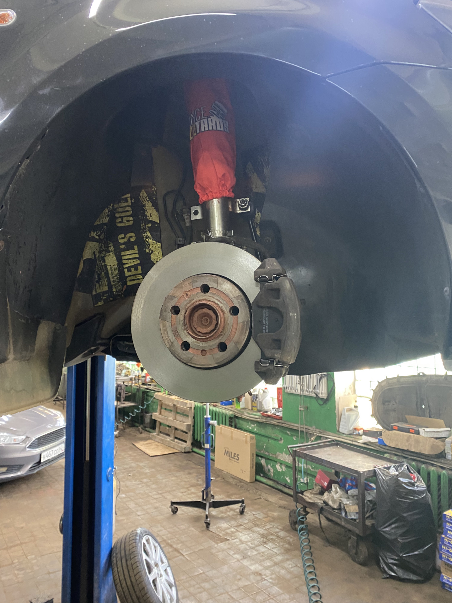 Надеваем чехлы на койловеры — Volkswagen Polo Sedan, 1,6 л, 2014 года ...