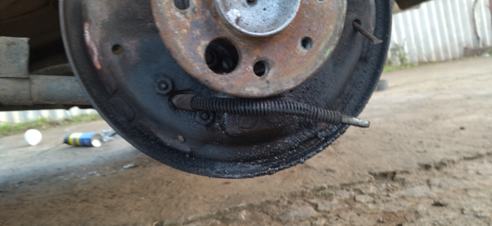 Потёк сальник полуоси, да и ручник перестал держать — Lada 21047, 1,6 л ...