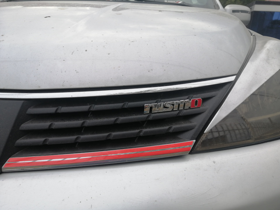 Эмблема NISMO в решетку радиатора вместо шильдика TYPE R — Nissan Versa ...