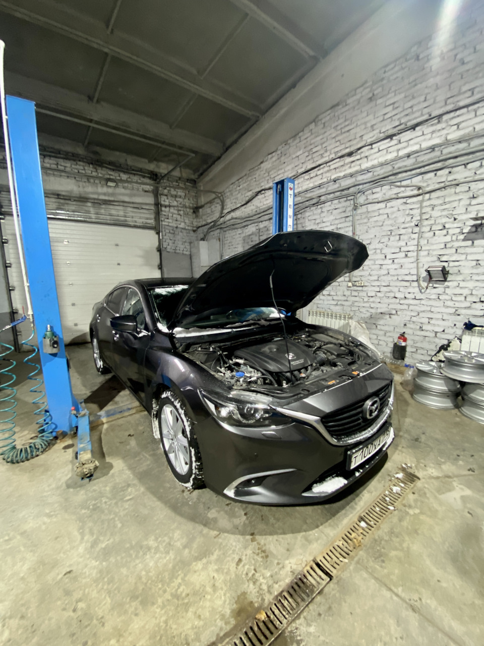 Все как обычно, обслуживаюсь в одном месте, и уже почти на одном и том же подъемнике😁 — Mazda 6 (3G) GJ