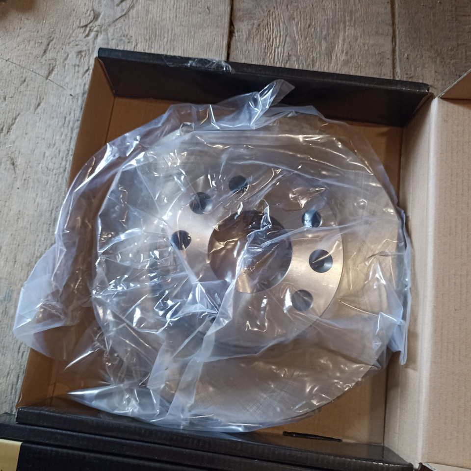 Замена передних тормозных дисков и колодок — Renault Kaptur (2016), 1,6 ...