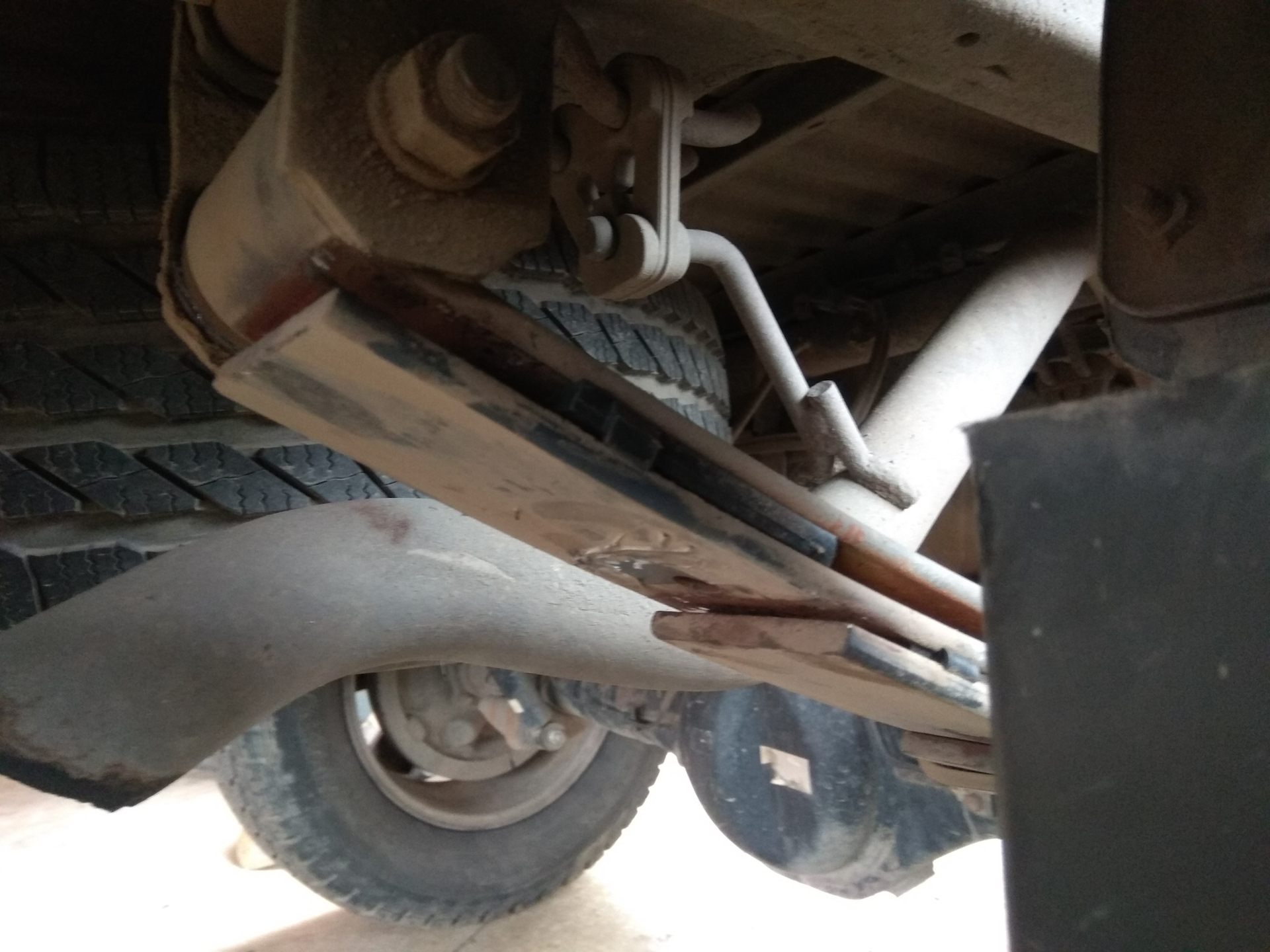 Устраняем скрип рессоры. Скрип кардана при заднем ходе. Крепление задней рессоры газель 2705. Газель 4 рессоры спереди. Скрипит газель.