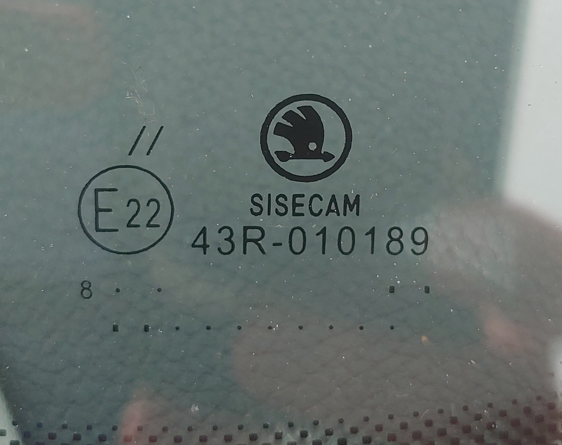 Номер стекла на машине. Стекло 43r-010189 Sisecam Octavia. Стекло лобовое 43r-000749. Sisecam Laminated 43r-010189 стекло лобовое. 43r-000318 стекло лобовое.