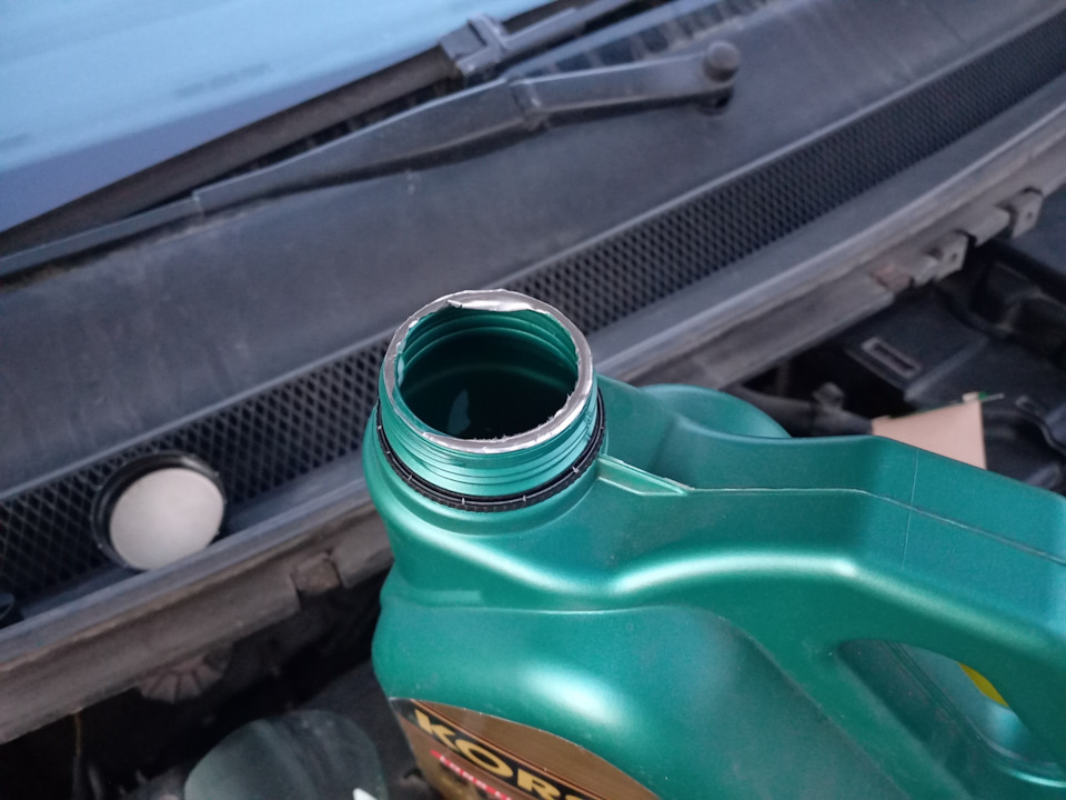 Открыл. Хорошо что запечатана, а то некоторые производители текут — Ford Focus Hatchback II