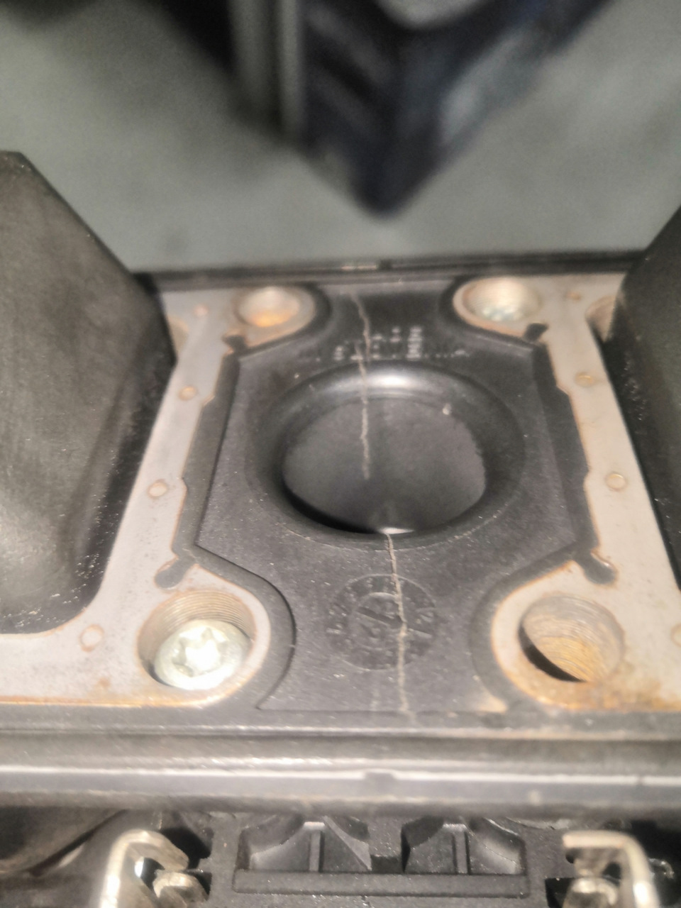 Трещина на катушке 1 — Audi A4 (B5)