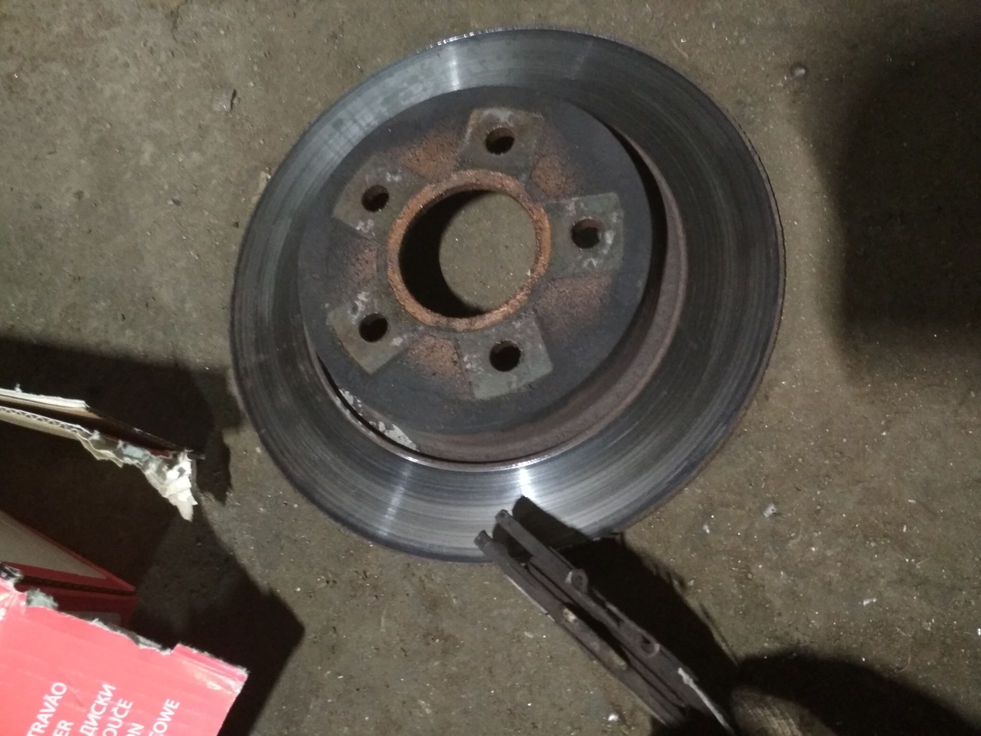 Замена задних тормозных дисков и колодок — Ford Focus Sedan III, 1,6 л ...