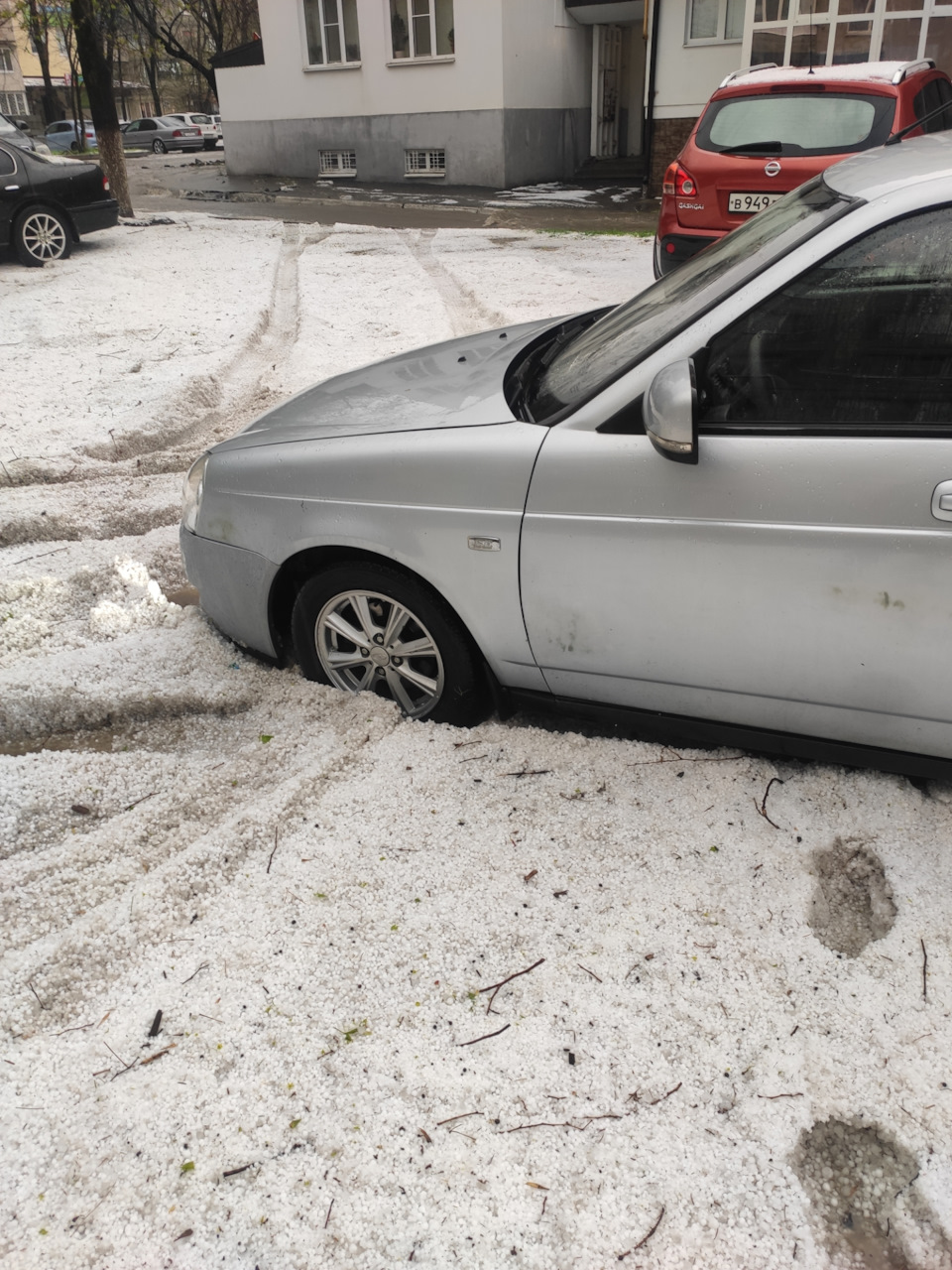 Застрял в градовых осадках в собственном дворе)) — Lada Приора седан, 1,6  л, 2007 года | другое | DRIVE2