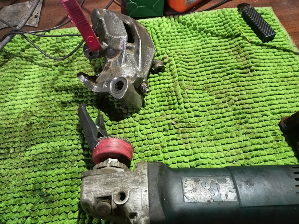 Очистка суппорта от ржавчины электролизом — Volkswagen Passat Variant ...