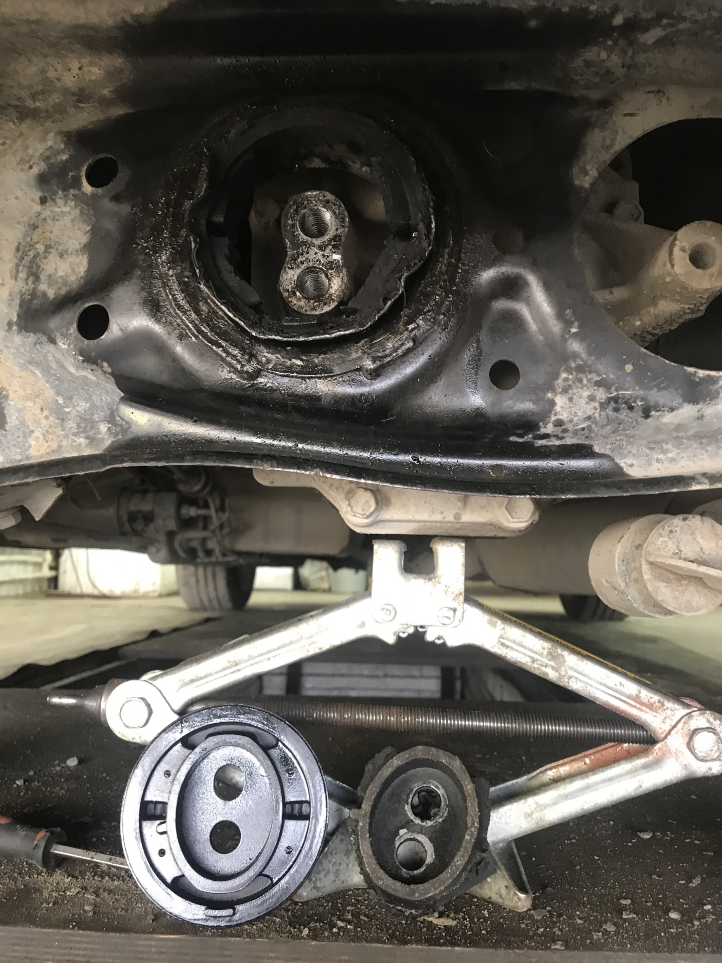 Ушастые сайлентблоки — Ford S-Max (1G), 2 л, 2006 года | своими руками ...