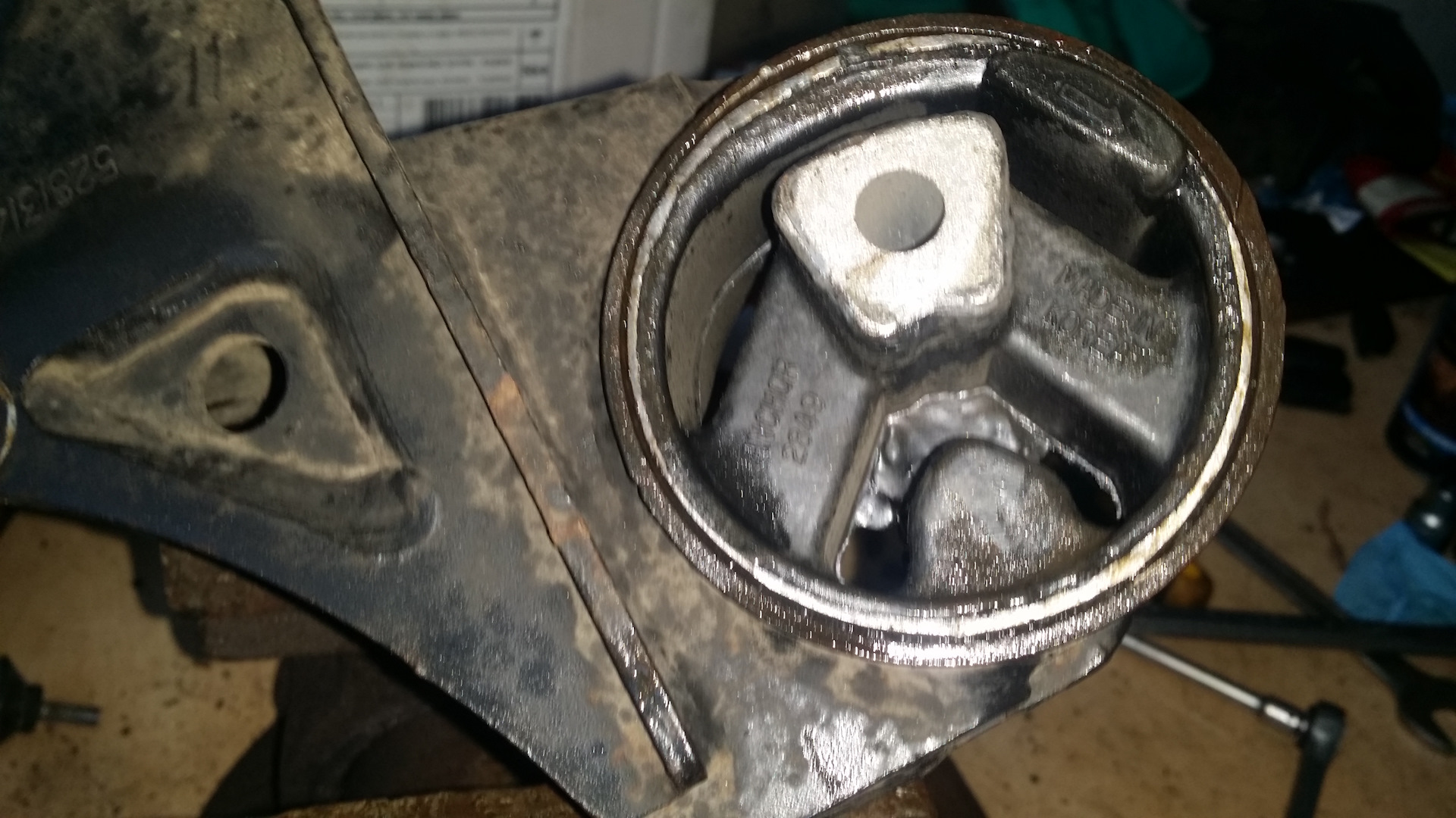 Замена задней опоры двигателя. — Chrysler Town and Country III, 3,8 л ...