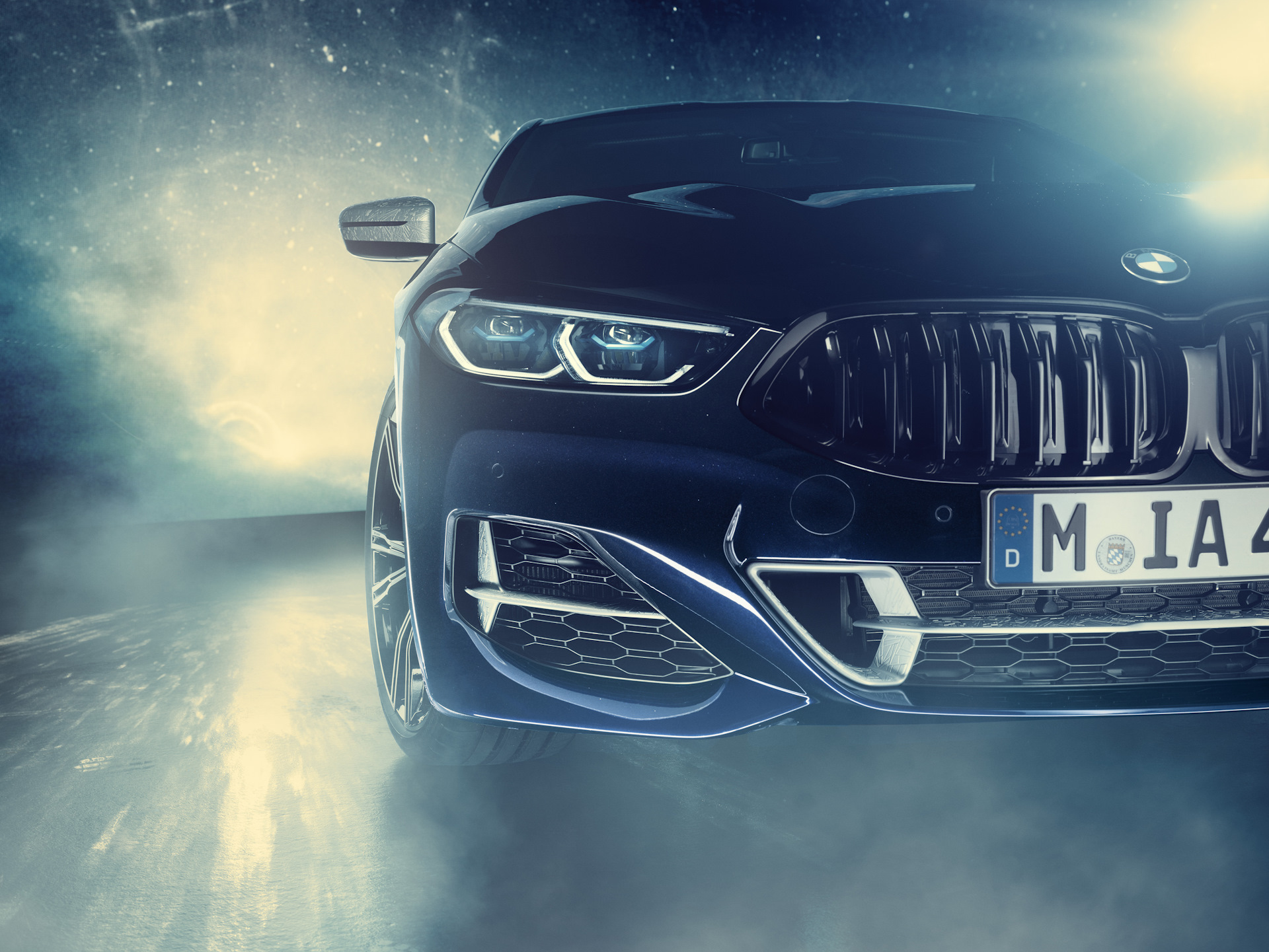 BMW на темном фоне