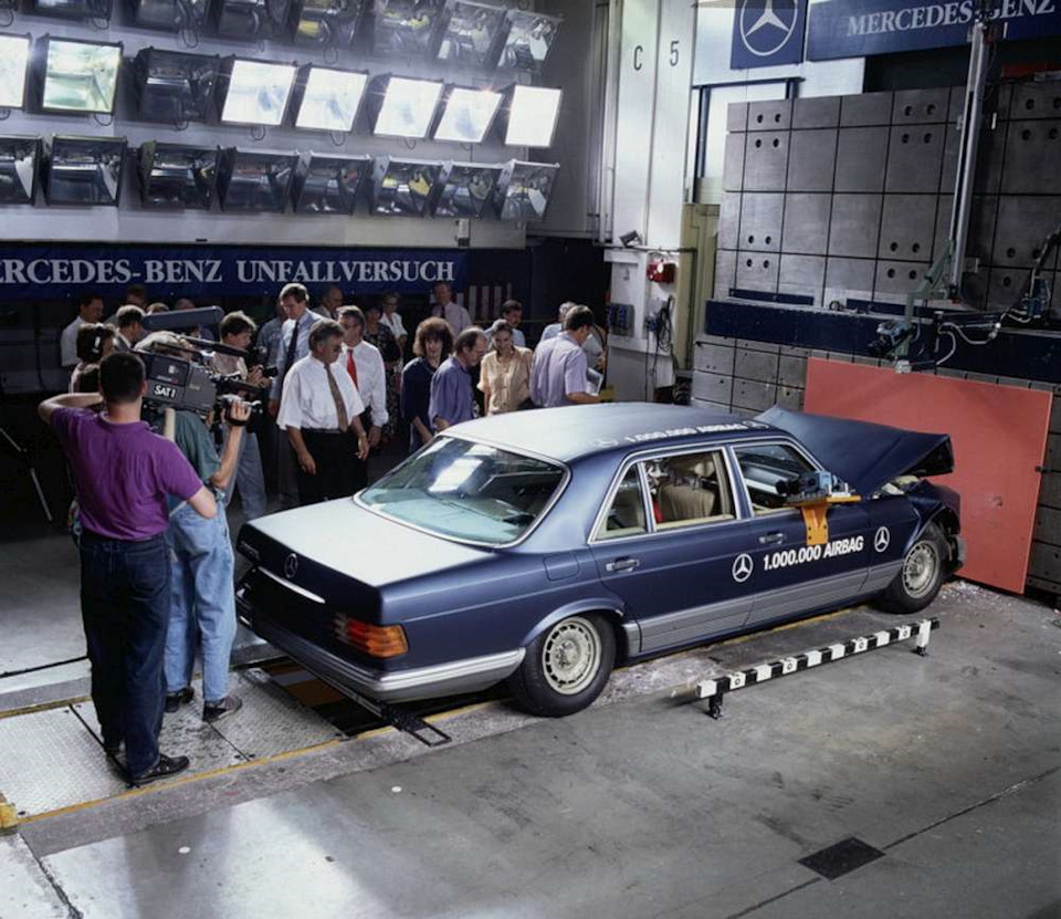 * — Mercedes-Benz S-Class (W126)
