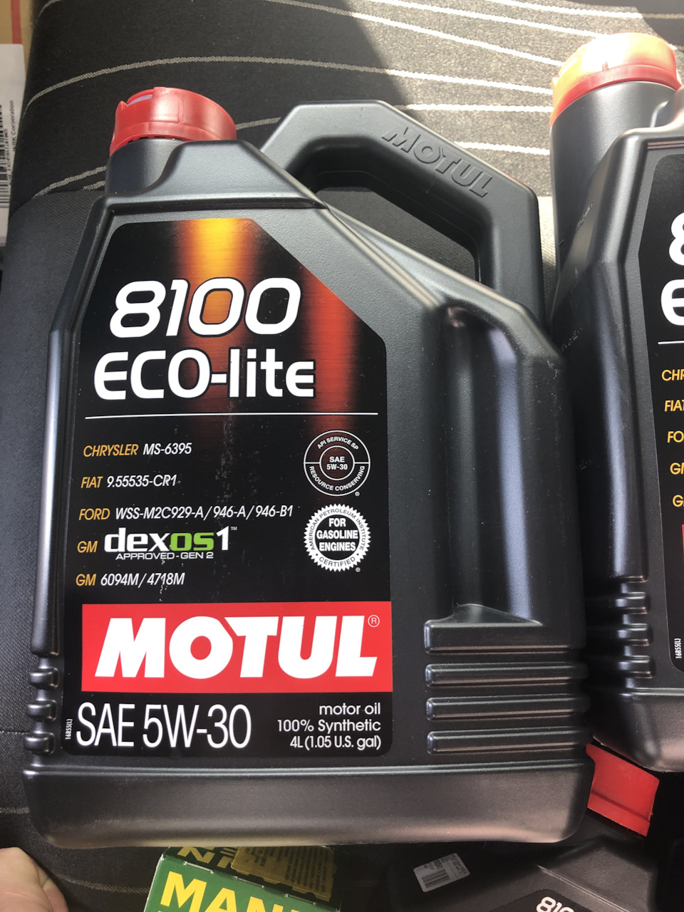 Motul eco lite 8100 5w30 subaru drive2. Масло мотюль цвет масла. Мотюль эко лайт 0w20. 8100 eco-lite 5w30. Масло 8100 eco lite.