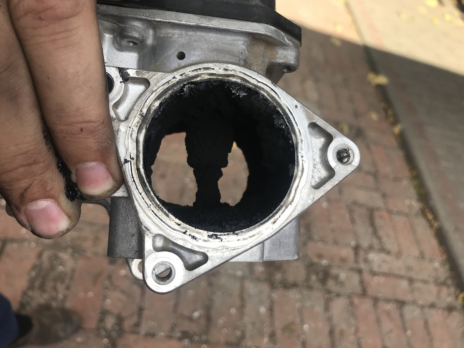 Чистка дроссельной заслонки и ЕГР Тигуан 2.0 TDI CBAB 2010 — Volkswagen ...