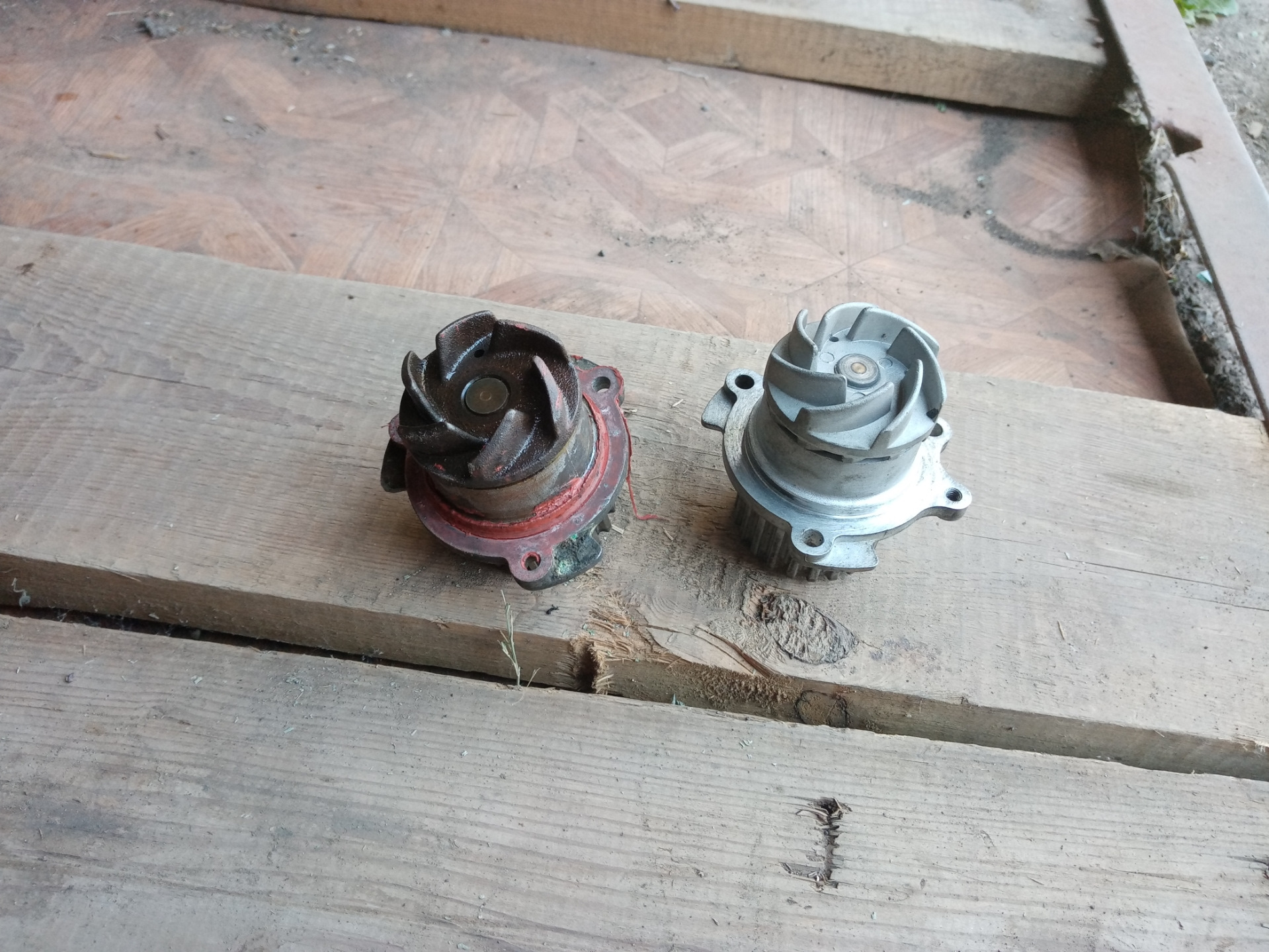 Ваз 21099 2 помпы. Замена помпы 21099. Расположение помпы ваз 21099. Помпа ваз 21099 карбюратор. Ваз 2199 замена помпы.