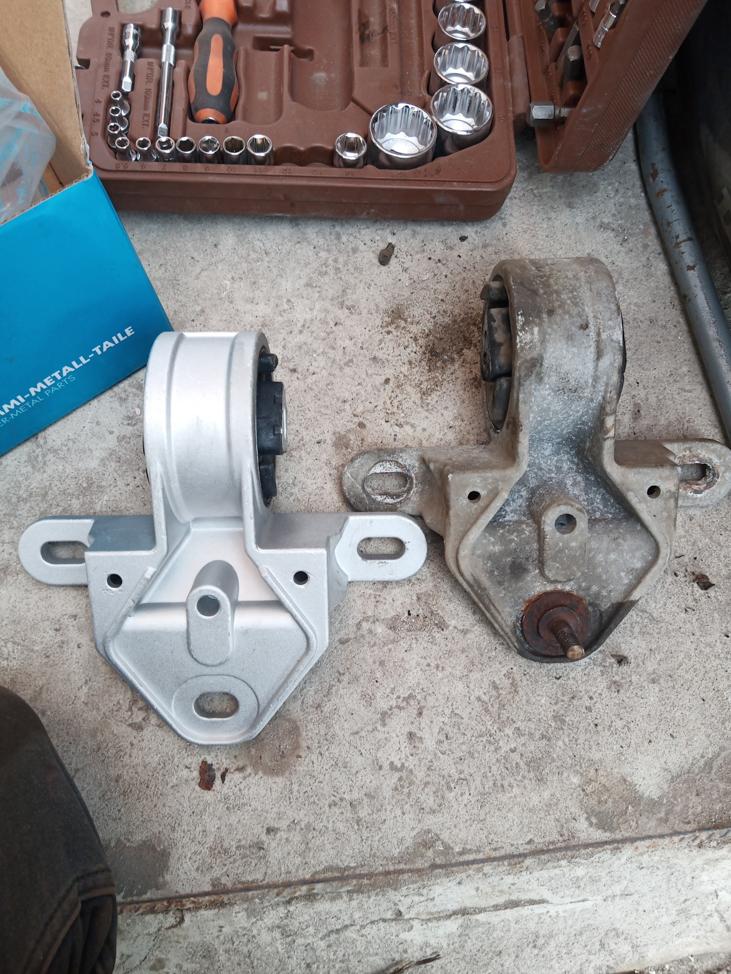 Передняя подушка ДВС — Dodge Grand Caravan (4G), 3,3 л, 2001 года ...