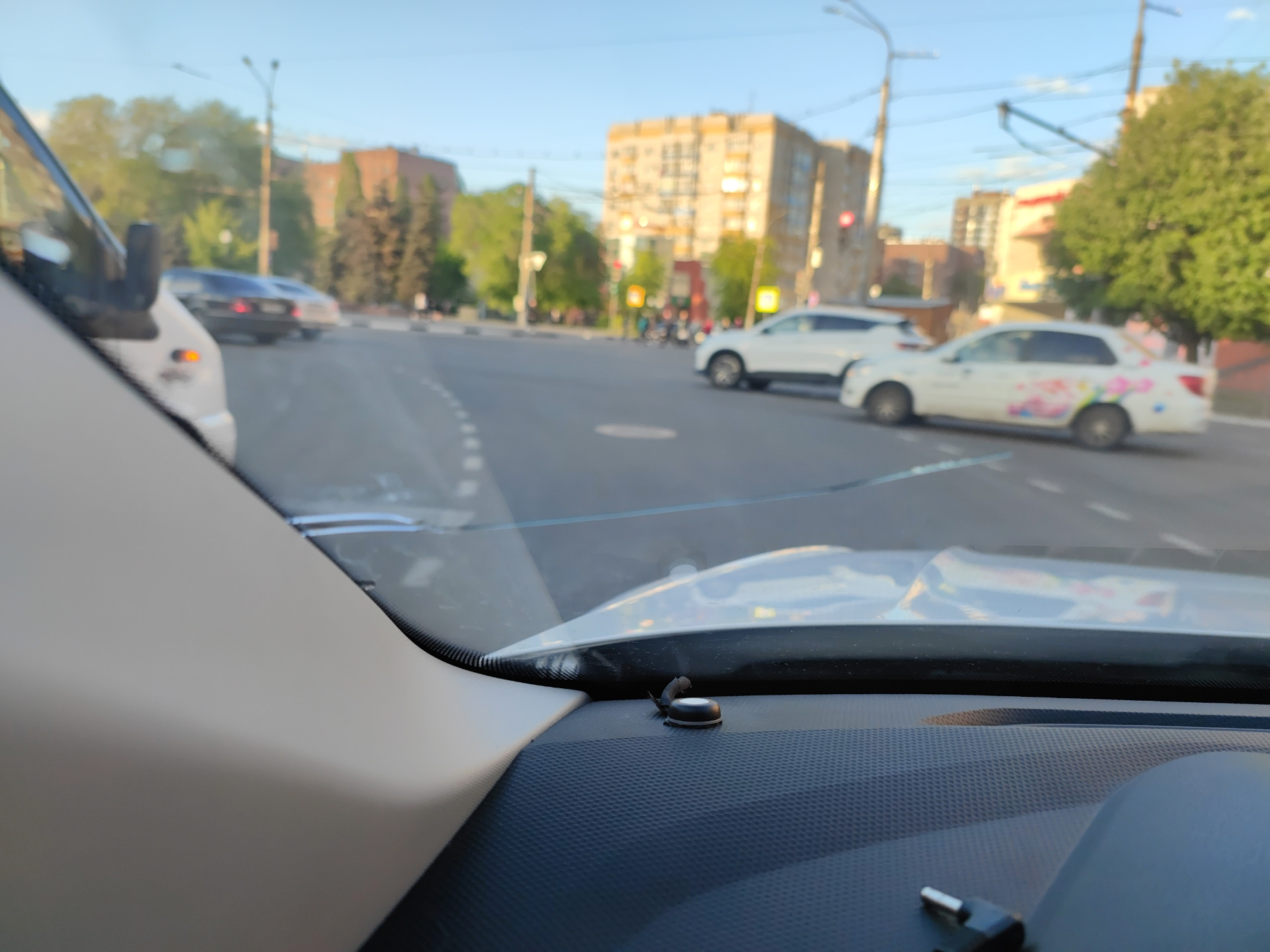 Разбитое стекло автомобиля. Прилетело на дорогах. Дорога м5 златоуст. Лобовое стекло. Прилетело в лобовое.